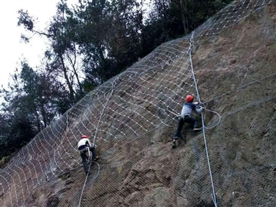 边坡防护网施工现场